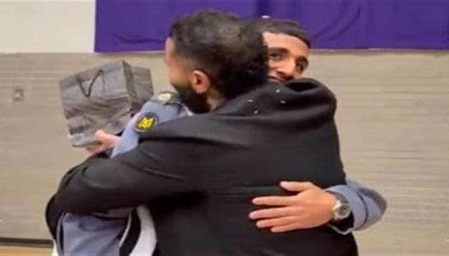 أحمد سعد يعلق لابنه ( فخور بيك ) ويفاجئه بسيارة في حفل تخرجه