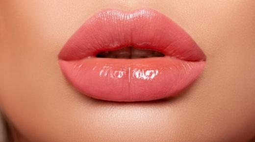 شفاه جميلة بدون تجميل