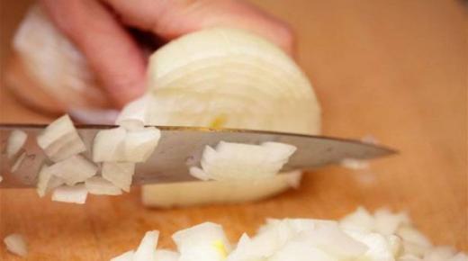 نصف بصلة صغيرة يومياً تحمي من سرطان الأمعاء