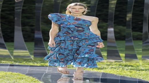 موديلات فساتين باللون الأزرق لصيف 2022