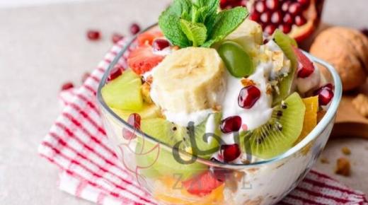 سلطة الفواكه وسموثي الموز تحلية منعشة في الصيف