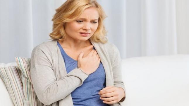 الآلام الصدرية عند النساء يجب أخذها على محمل الجد