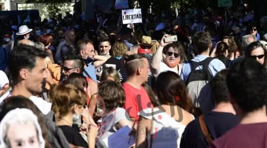 مئات المتظاهرين  في مدريد رفضا للكمامة