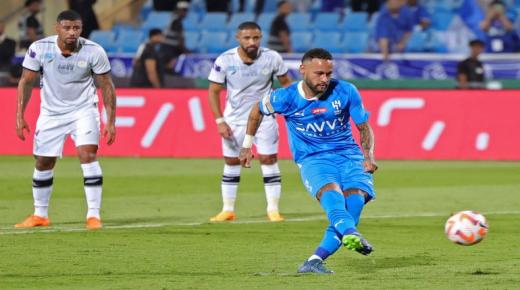 نيمار يهدر ركلة جزاء ويصنع هدفين في فوز الهلال متصدر الدوري السعودي