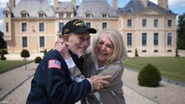 أميركي عمره 100 عام يتزوج من خطيبته البالغة 96 عاما