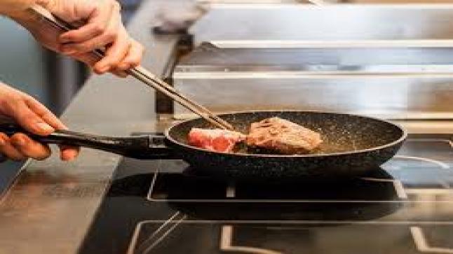 لماذا يُطهى طعامك على نار هادئة بدلاً من قليه: خطأين عند اختيار مقلاة