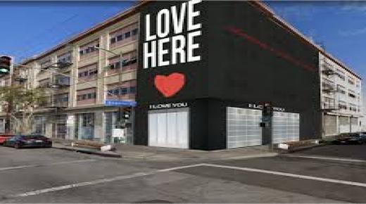 افتتح ممثل وموسيقي شهير مطعماً يقدم الطعام مجاناً للفقراء