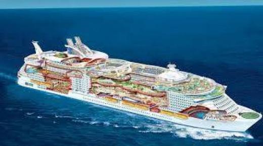 وفاة شاب على أكبر سفينة في العالم