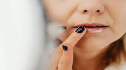لماذا تُسبب مرطبات الشفاه والكريمات جفاف الشفاه واليدين؟ وكيف تختارين ما يُنقذها؟