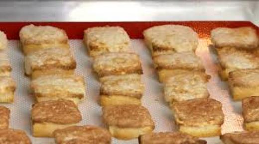 حلوى مصنوعة من الخبز البائت؟ نعم، عندما كنا صغاراً، بدا لنا أنه لا يوجد شيء ألذ من ذلك!