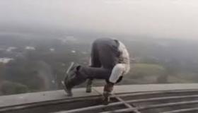 “ليس لأصحاب القلوب الضعيفة”: رجل يتسلق ناطحة سحاب في مغامرة جريئة