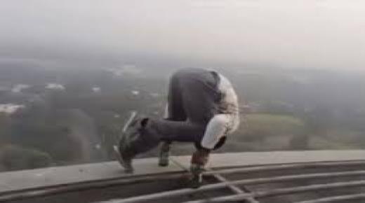 “ليس لأصحاب القلوب الضعيفة”: رجل يتسلق ناطحة سحاب في مغامرة جريئة