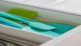 لماذا تُعتبر الملعقة المصنوعة من السيليكون أفضل من الملعقة المعدنية في المطبخ؟