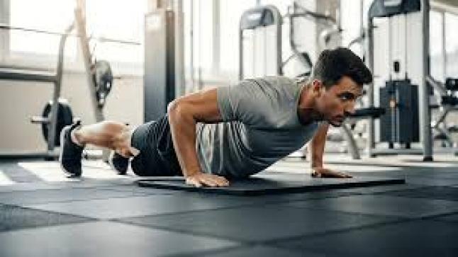 ما هي الكمية التي تحتاجها فعلاً لتناول الطعام لتجنب الموت أثناء التدريب