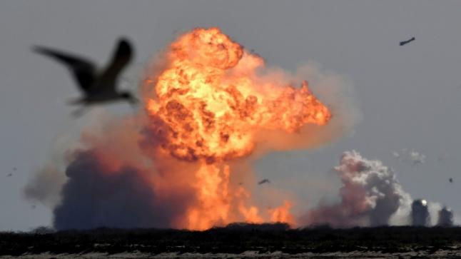 انفجار عنيف لصاروخ قبل اقلاعه