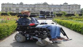 مريض بالعصبية الحركية يخترع جهازًا يتتبع حركة العين لتسهيل حركته