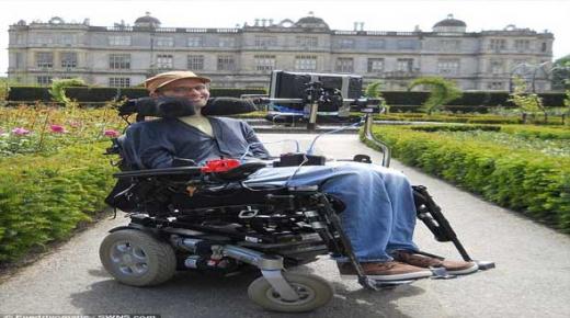 مريض بالعصبية الحركية يخترع جهازًا يتتبع حركة العين لتسهيل حركته