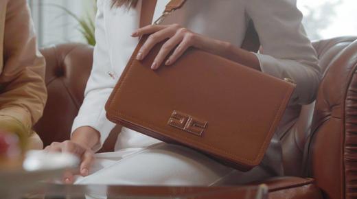 السرّ في إطلالةٍ أنثوية  في شنطتك