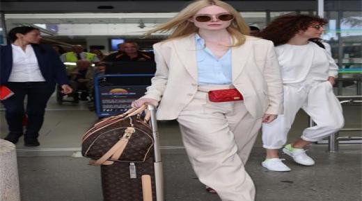 إيل فانينغ تصل إلى كان بإطلالة سفر في غاية الأناقة