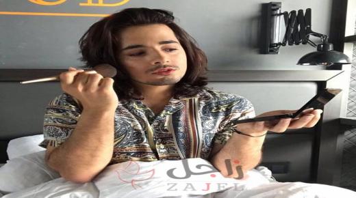 “الفاشينيست” بدر خلف يعلم الفتيات أصول الجمال