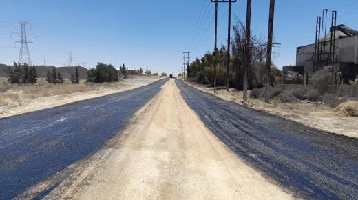 استئناف العمل بمشروع إعادة تأهيل طريق ارينبة الغربية