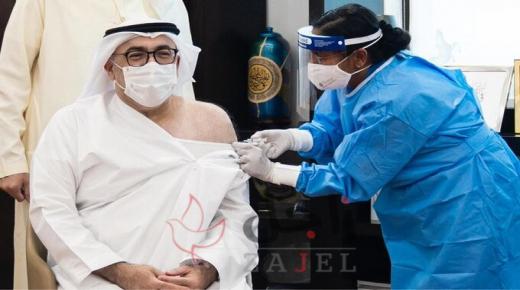 تلقي معالي عبدالرحمن بن محمد العويس وزير الصحة الاماراتي الجرعة الأولى من لقاح كوفيد-19