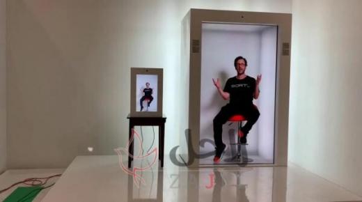 PORTL …صممت جهازًا بحجم كشك الهاتف لبث الصور المجسمة الحية في المنزل