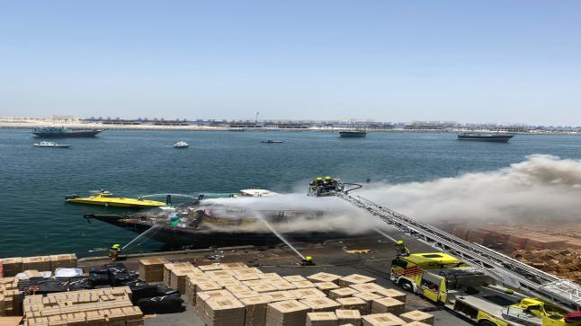 السيطرة على حريق قارب شحن محمل بمركبات في مرفأ دبي
