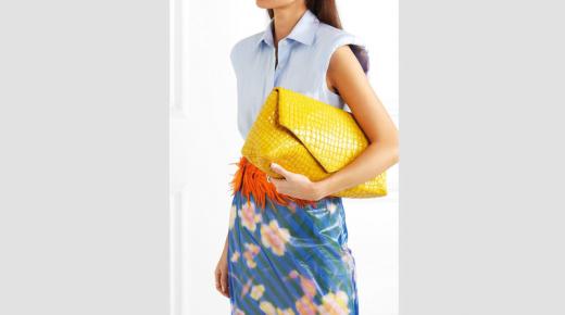 نقوش جلد التمساح تزيّن حقائب الصيف