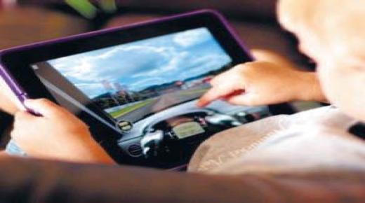 الأجهزة الإلكترونية تؤخر نمو الطفل وتُضعف مهاراته