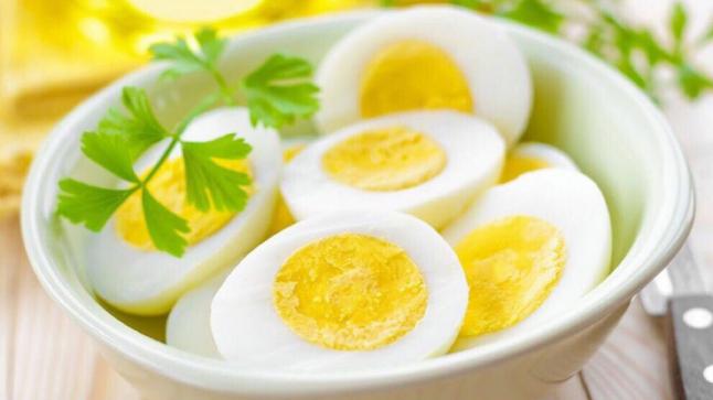 ماذا يحدث عند سلق البيض بعد إخراجه من الثلاجة مباشرة؟