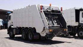 عامل وطن يسرق ضاغطة نفايات ويدهس 4 اشخاص