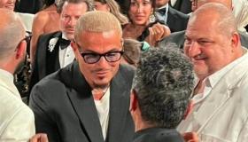 عمرو دياب يضرب شاب على المسرح