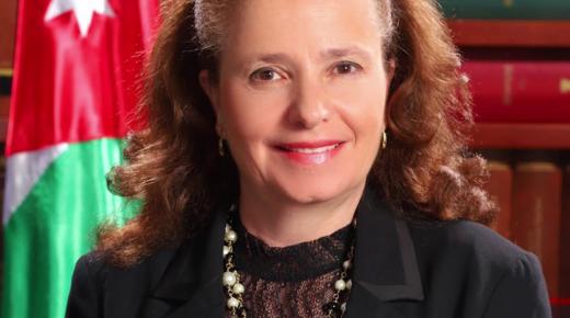 مواطنة اردنية ترسم لوحة فنية لمسارات السلط السياحية