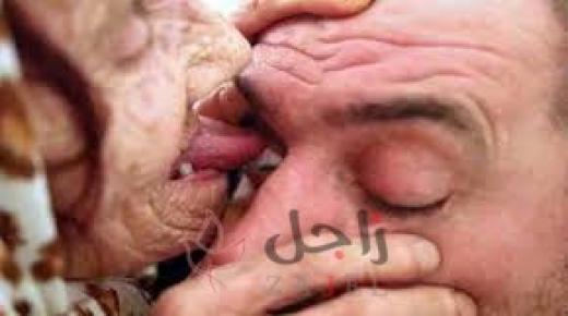 عجوز بوسنية تنطف مقلة العين بواسطة لسانها