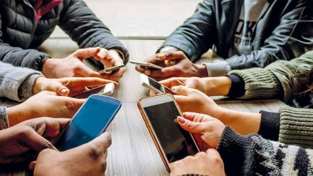 استخدام الهواتف الذكية والأجهزة الرقمية بكثرة تسبب مخاطر متعلقة بصحة العين