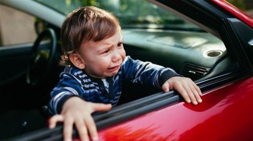 إصابة طفلة سقطت من نافذة مركبة ذويها