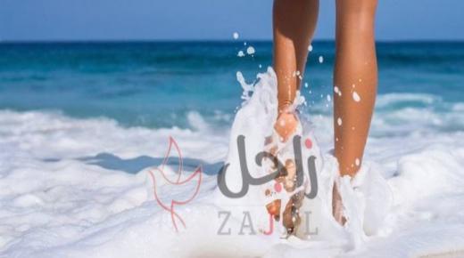 صور مفزعة.. “الرغوة السامة” تغزو الشاطئ والأطفال لا يأبهون