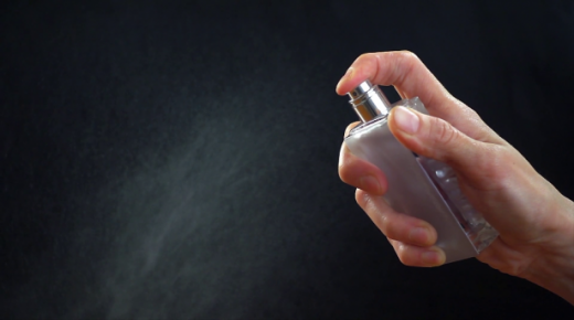 احذروا هذه المواد عند تنظيف الهاتف (صورة)