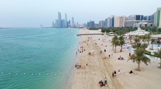 تركيب “باركود” على شاطئي كورنيش أبوظبي والبطين .