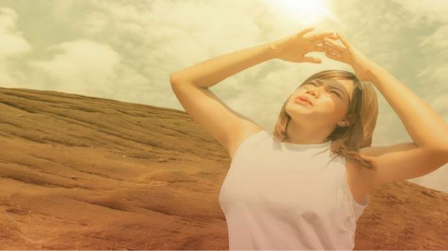 استمرار التعرض لأشعة الشمس يزيد خطر إعتام عدسة العين .. هناك نصائح للحماية