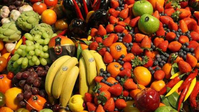 أطباء يتحدثون عن العلاقة بين لون الفاكهة والخضروات وفوائدها