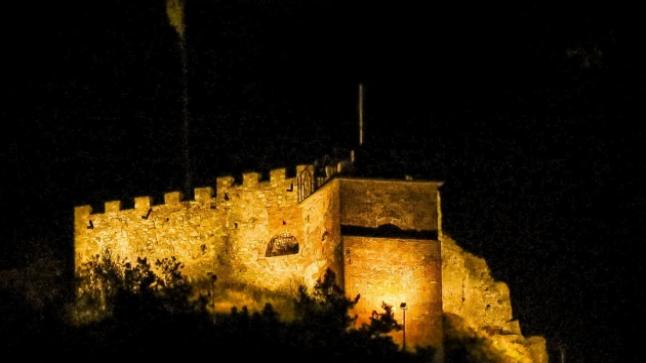إضاءة جدران وأبراج قلعة في منطقة ترنوبل