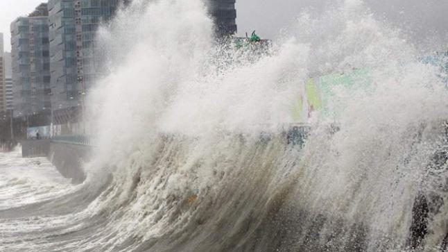 إعصار تيفون يضرب اليابان عملية الإخلاء تبدأ