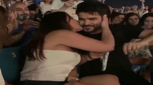 أمام الجمهور:إليسا وناصيف زيتون يتبادلا القبل .