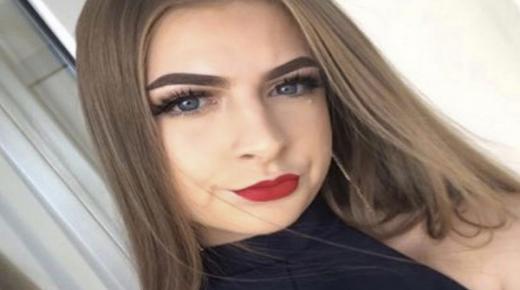 امرأة يتحول وجهها إلى لوحة فنية لأنها بكت في الشمس.