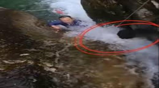 في أقل من 20 دقيقة.. إنقاذ طفل عالق بين صخرتين ضخمتين بنهر متدفق