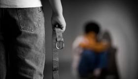 اب يضرب ابنه اذا رفض التسول.. والمدعي العام يوقف الاب في احد مراكز الاصلاح والتاهيل