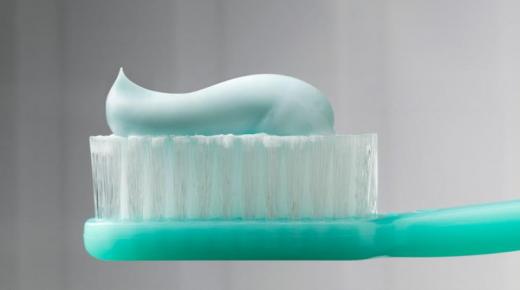 احذر.. مستحضرات التجميل ومعجون الأسنان قد تصيبك بهذا المرض.