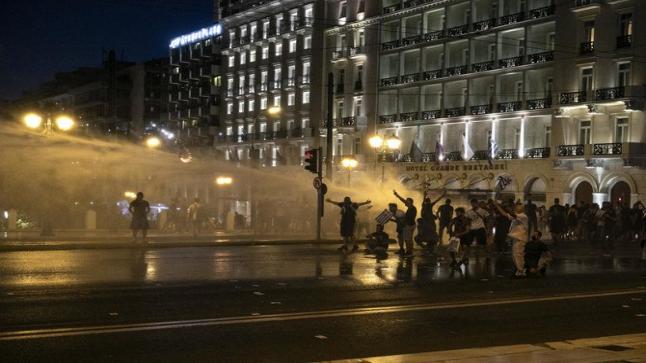 اشتباكات بين الشرطة اليونانية والمتظاهرين ضد التطعيم الإلزامي